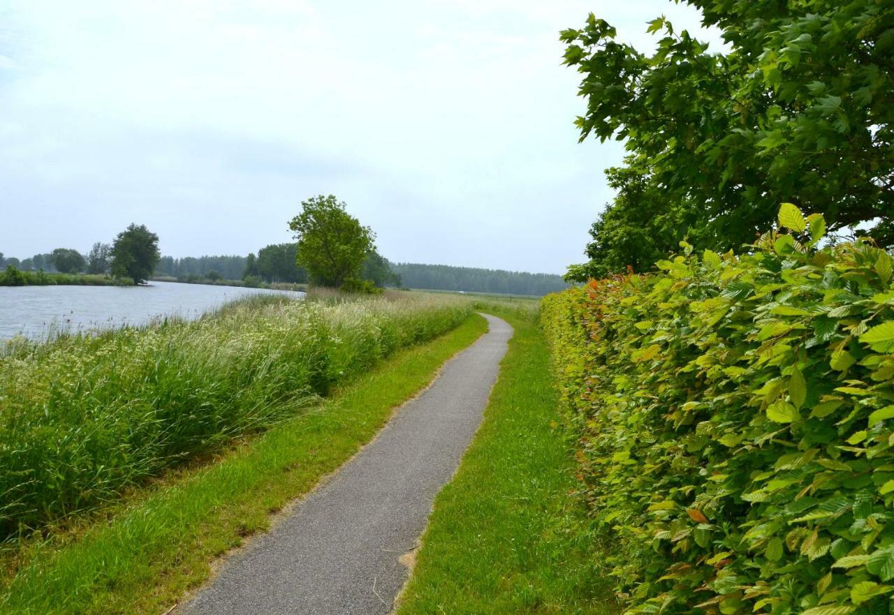 Aan De Ee Apartamento Jelsum